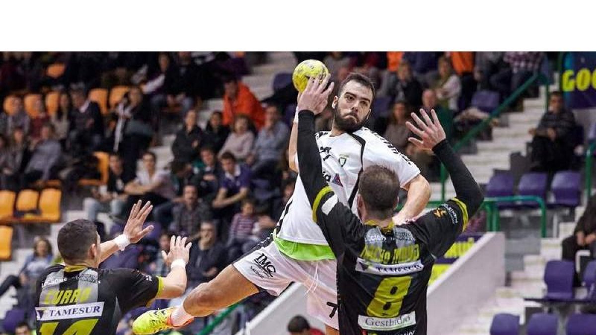 Alex Costoya finaliza esta temporada su contrato con el Anaitasuna y podría ser nuevo jugador del Abanca Ademar. A. OIARBIDE