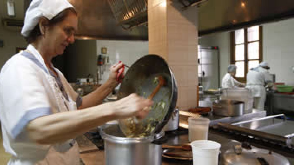 El personal del comedor del Hogar del Transeúnte de la Asociación Leonesa de la Caridad ha increment