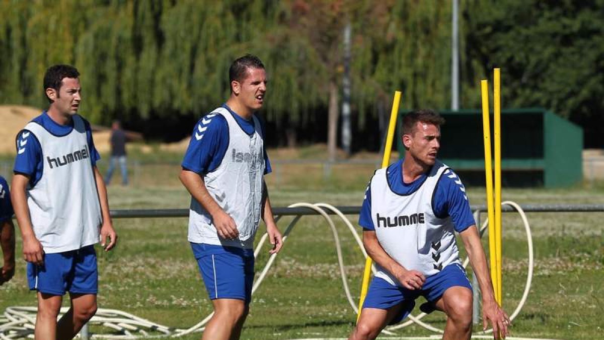 Villarejo, que podría volver al once, Pérez y Santi Santos, durante un entrenamiento