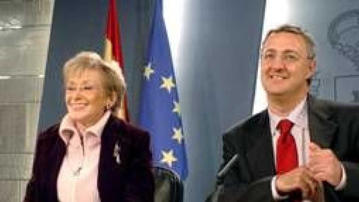 La vicepresidenta Fernández de la Vega y el ministro Caldera, ayer, tras el Consejo de Ministros