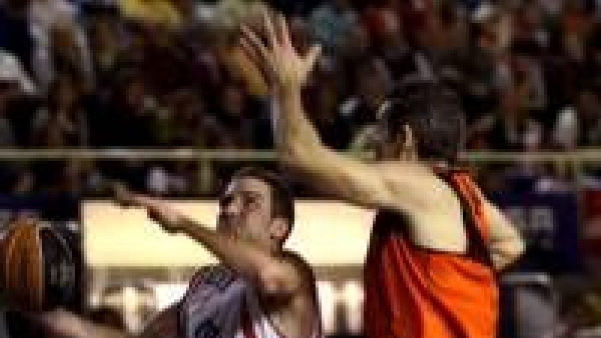 Javier Bulfoni, a la derecha, protege el balón ante el base del Fuenlabrada Ferrán López