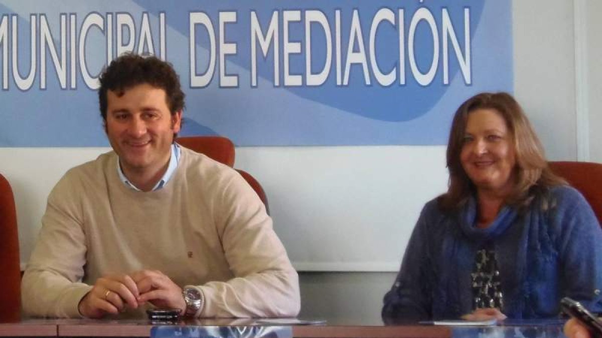 El alcalde, Manuel García, y la concejala de Mujer, Carmen Oláiz, firmantes del nuevo convenio.