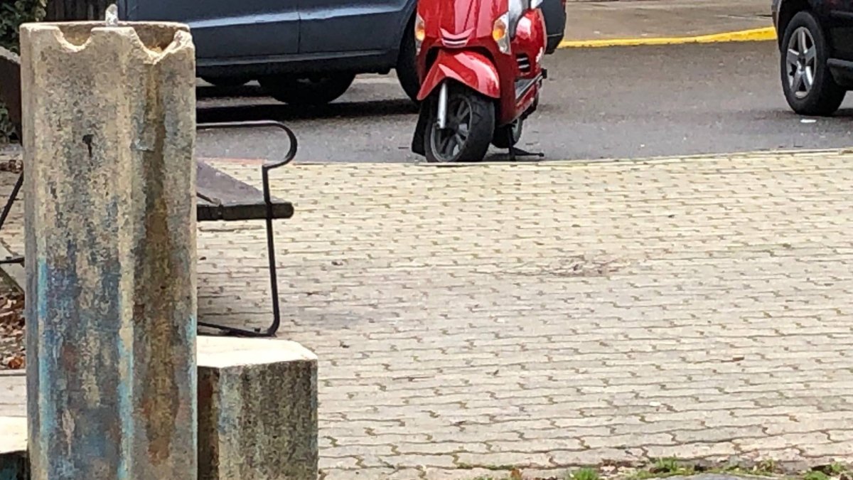Fotografía de archivo de una motocicleta en la plaza de San Lorenzo. DL