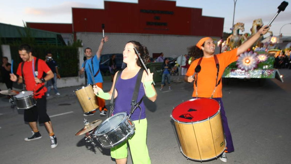Participantes en uno de los últimos desfiles de carrozas celebrados en Bembibre.