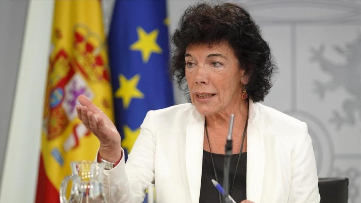 La portavoz del Gobierno, Isabel Celaá, en la rueda de prensa posterior al Consejo de Ministros.