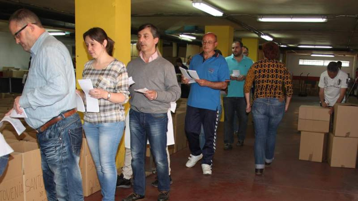 Personal prepara el dispositivo electoral destinado a la provincia de León.
