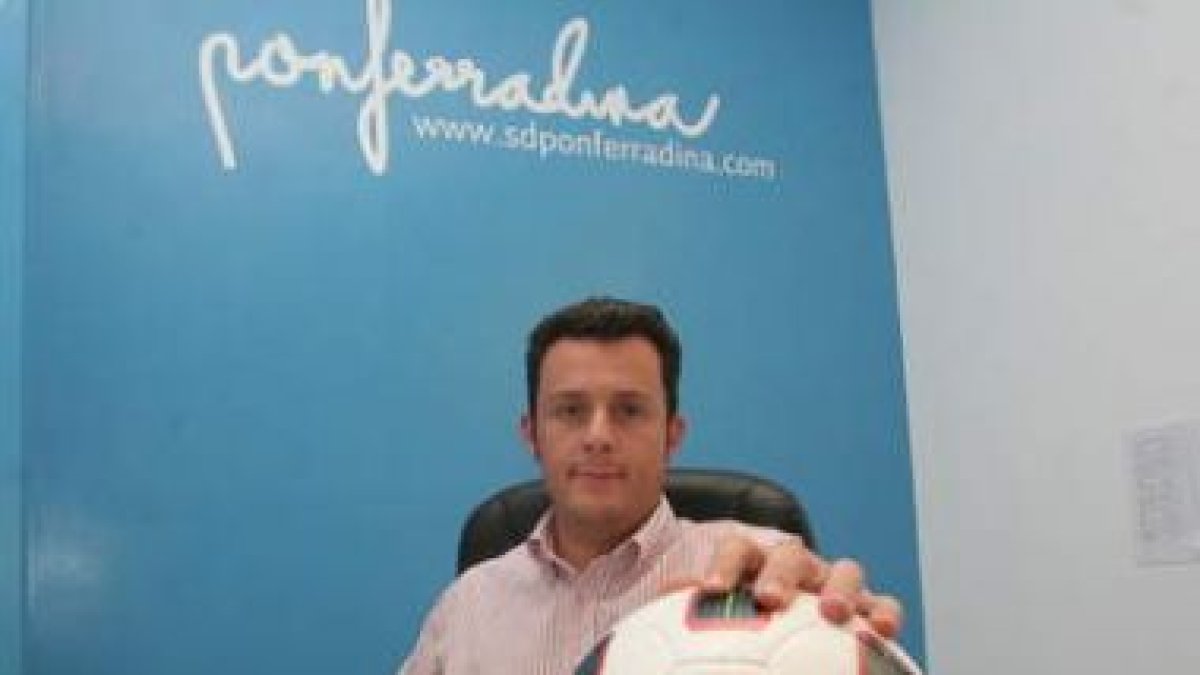 Eduardo Domínguez, en su despacho de El Toralín con el nuevo balón de esta temporada.