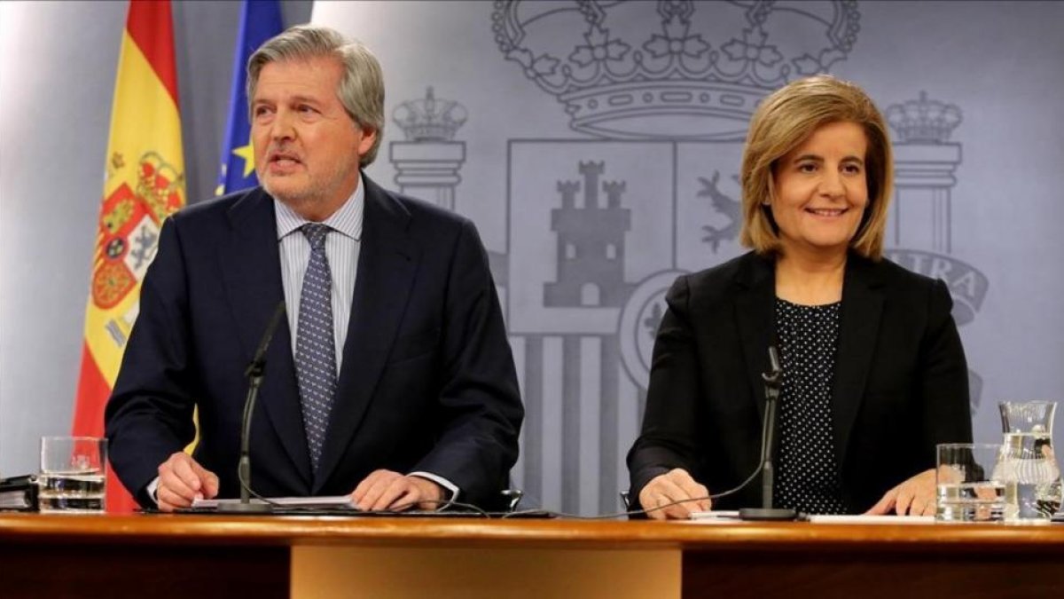 Íñigo Méndez de Vigo y Fátima Báñez, este viernes en la rueda de prensa posterior al Consejo de Ministros.