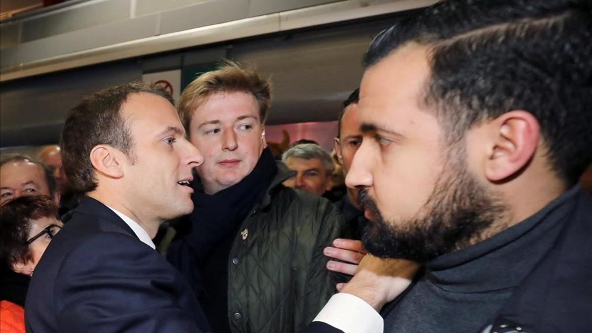 Benalla (derecha) junto a Macron, en un acto en París, el pasado 24 de febrero