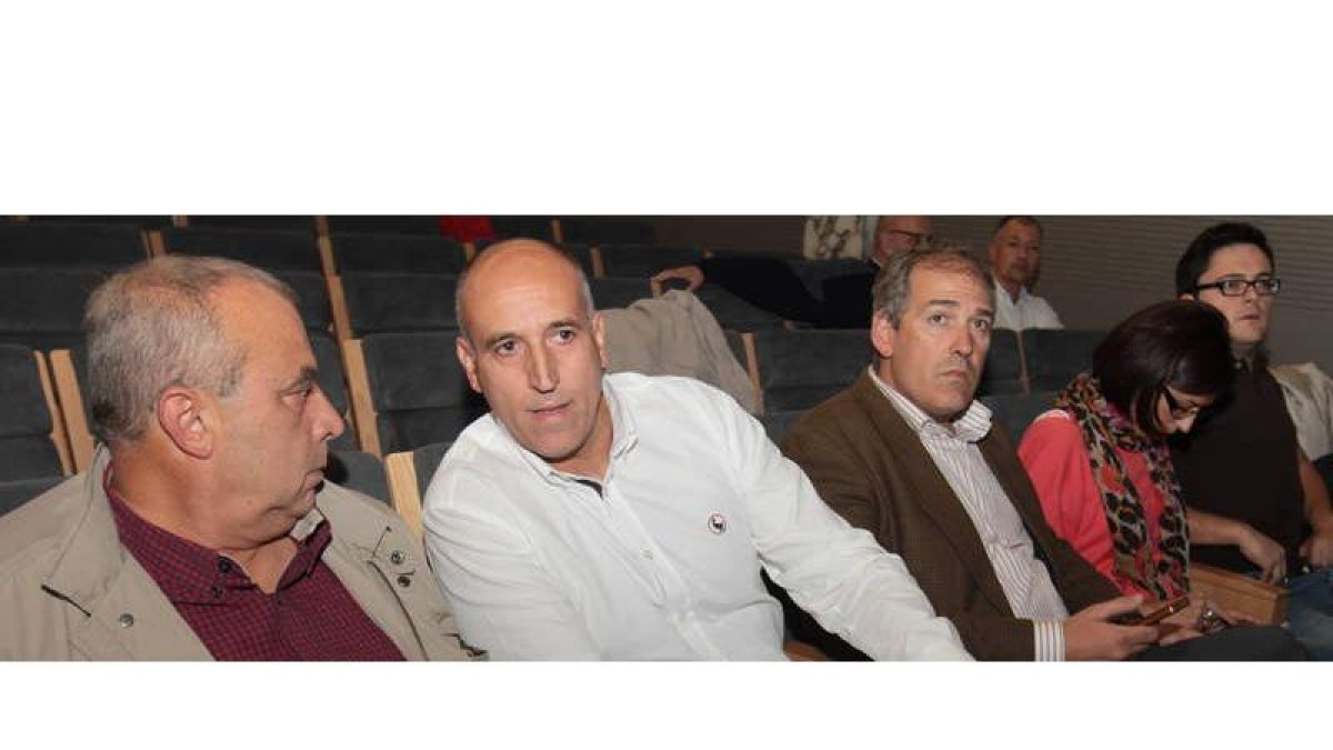 Giménez, Diez, Canuria y Travesí, el núcleo de dirección del PSOE local, durante la asamblea de ayer.