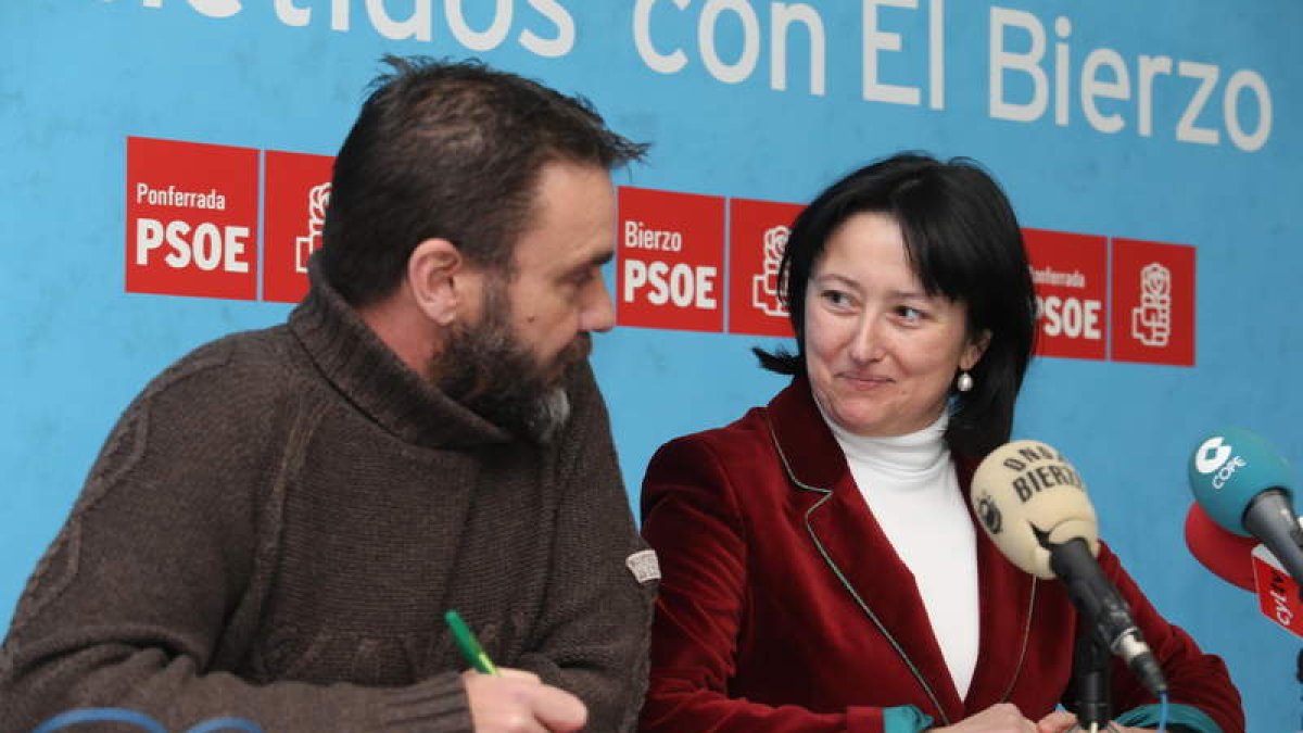 Los socialistas David Voces y Ángela Marqués, en la sede del partido en Ponferrada.