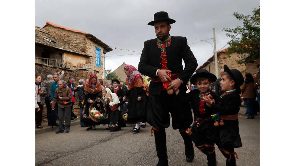 Grandes y pequeñas van vestidos con trajes maragatos. JESÚS F. SALVADORES