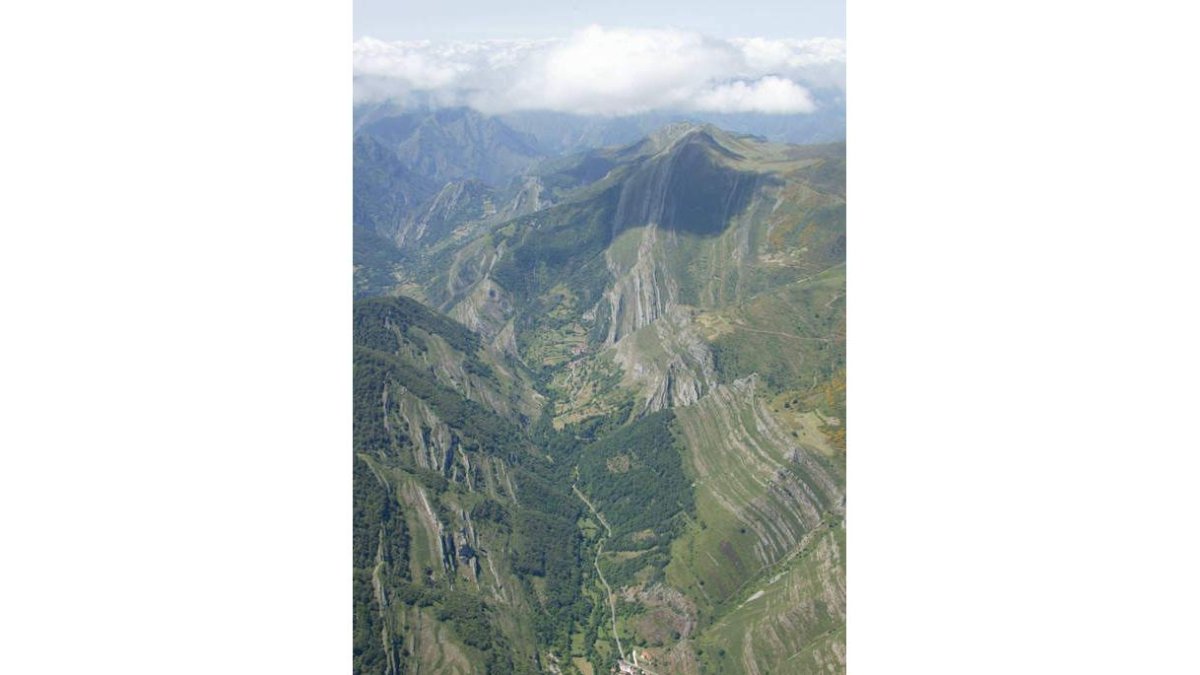 Torrestío. «Es un lugar de paz y remanso, enmarcado en un anfiteatro de montañas que cierran un valle sugestivo».