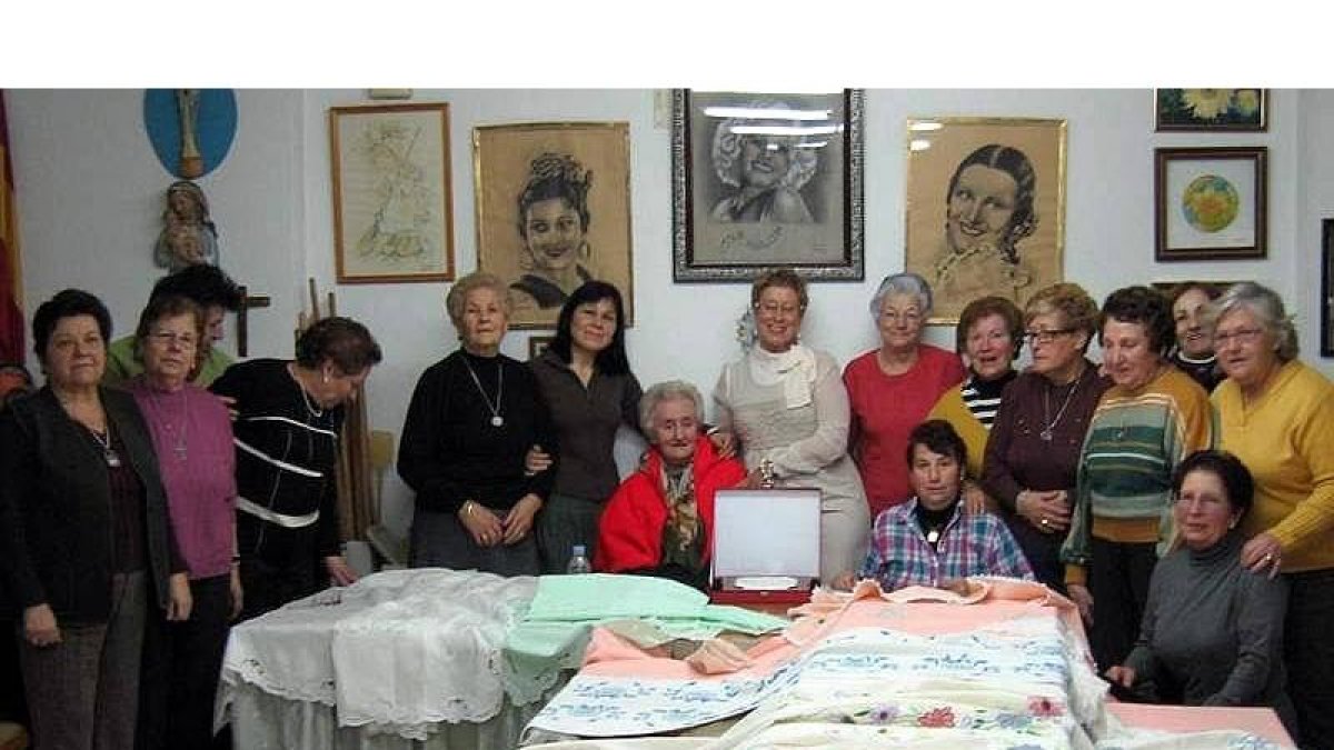 La fundadora del taller, Ángeles Alonso, rodeada del grupo de alumnas que le hicieron entrega de la placa, ayer.