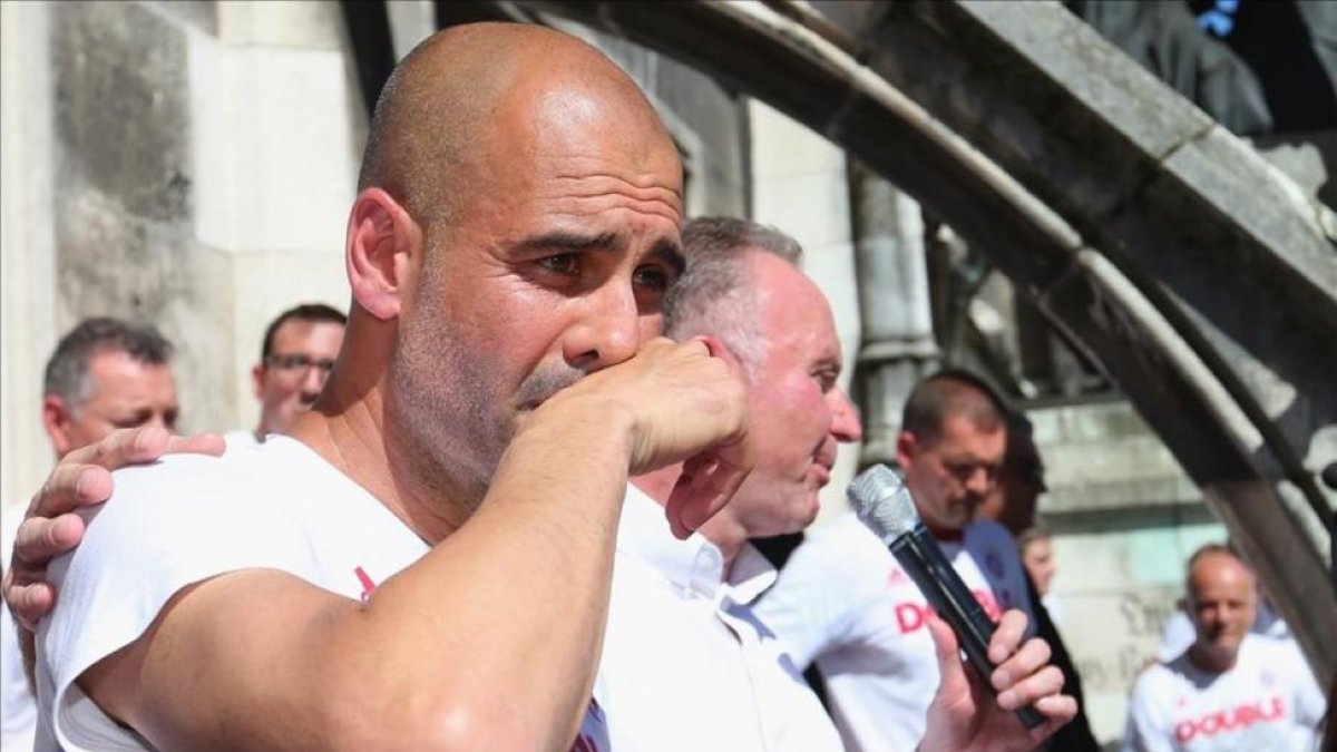Guradiola, emocionado junto a Rummenigge, en la celebración del Bayern de este domingo.