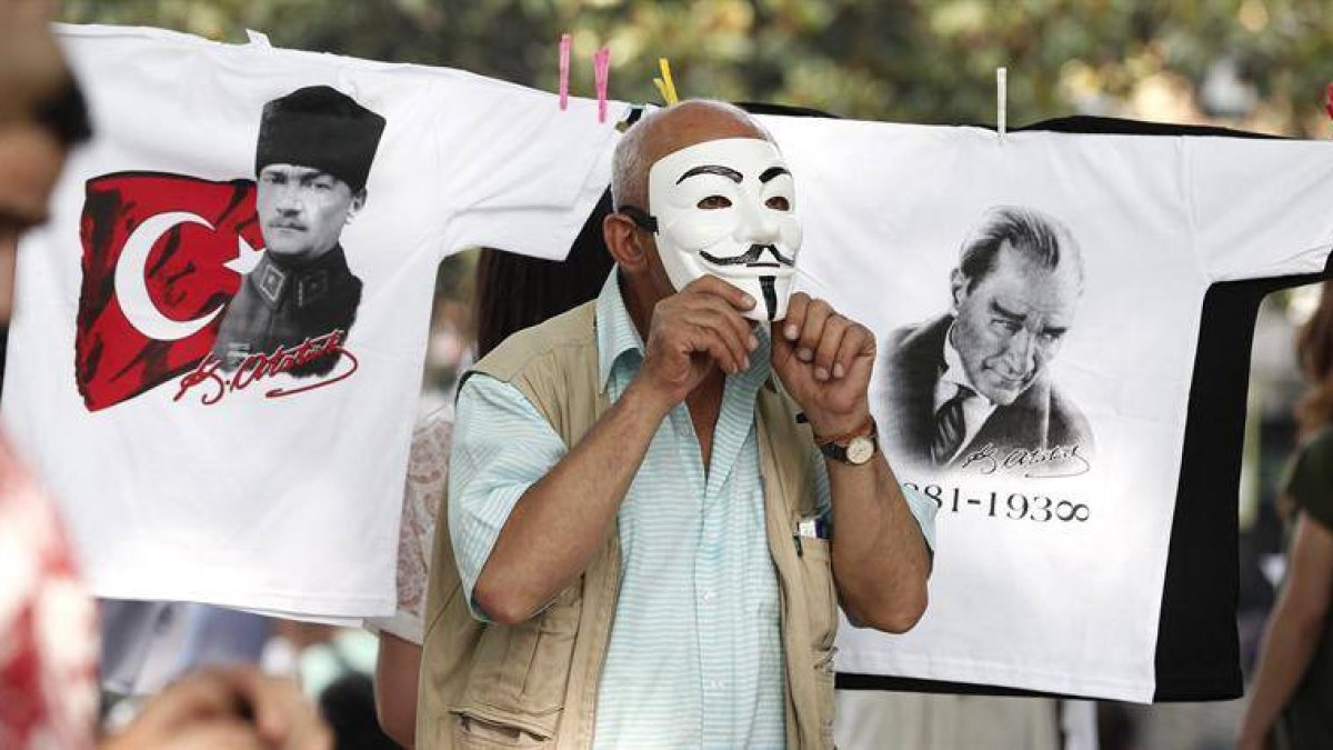 Un turco protestando durante una concentración.