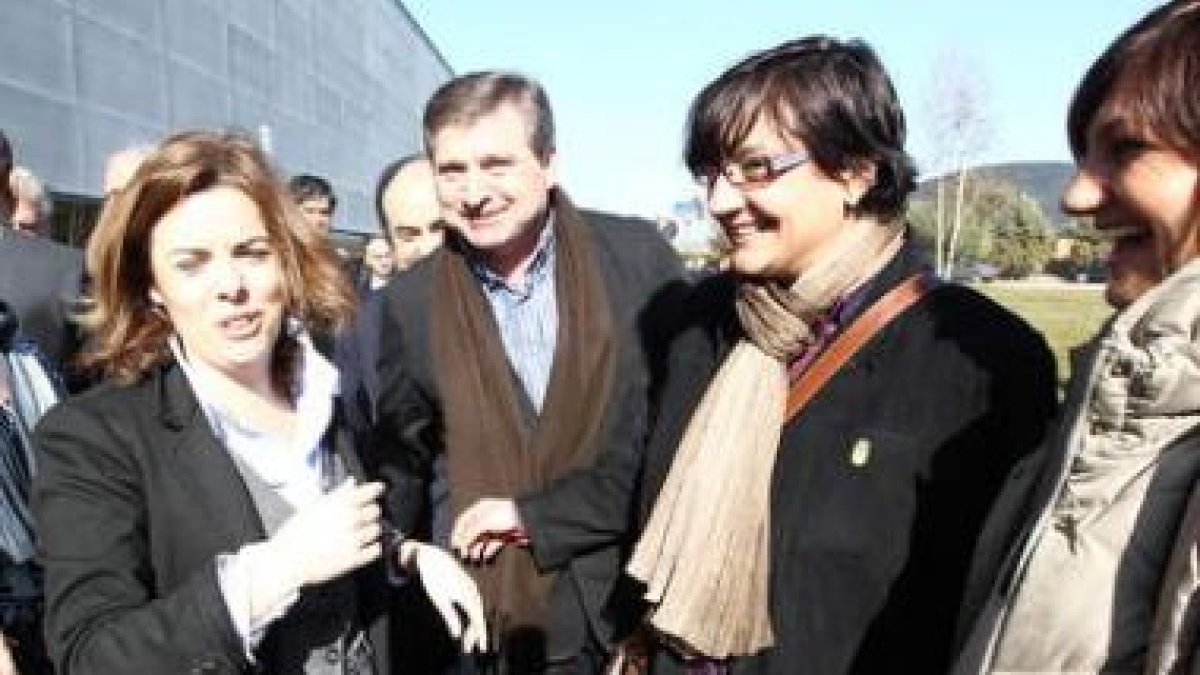Sáenz, con el alcalde y concejalas de Carracedelo.