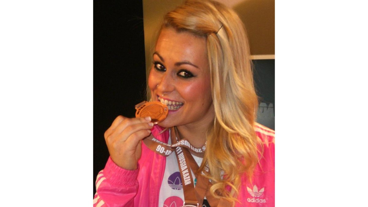 Lidia hinca el diente a una de sus muchas medallas en una imagen de archivo.