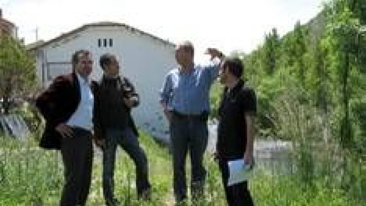 Nicanor Sen con los técnicos de la Junta e ingenieros en la zona donde irá el slalom de Cistierna