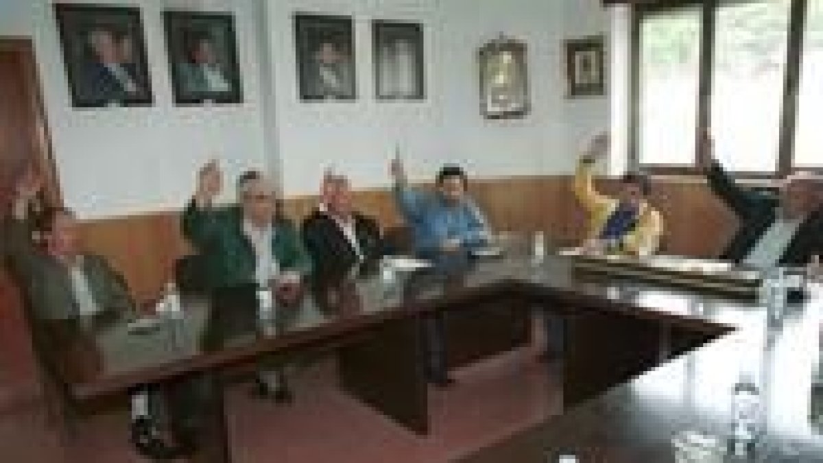 Los concejales de UPL y PP de Torre durante la celebración de un pleno, en una foto de archivo