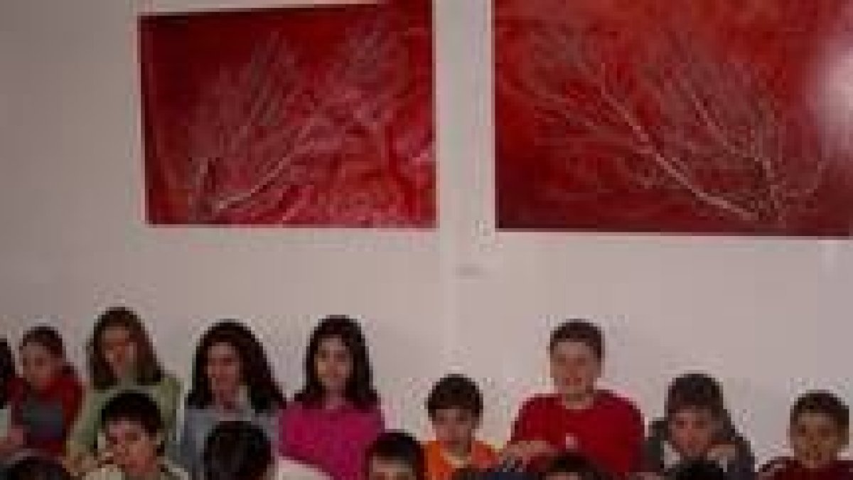 Los escolares participaron en la apertura de la muestra