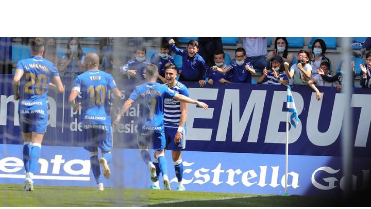 Edu Espiau de la SD Ponferradina celebra el primer gol de su equipo durante el partido. L. DE LA MATA