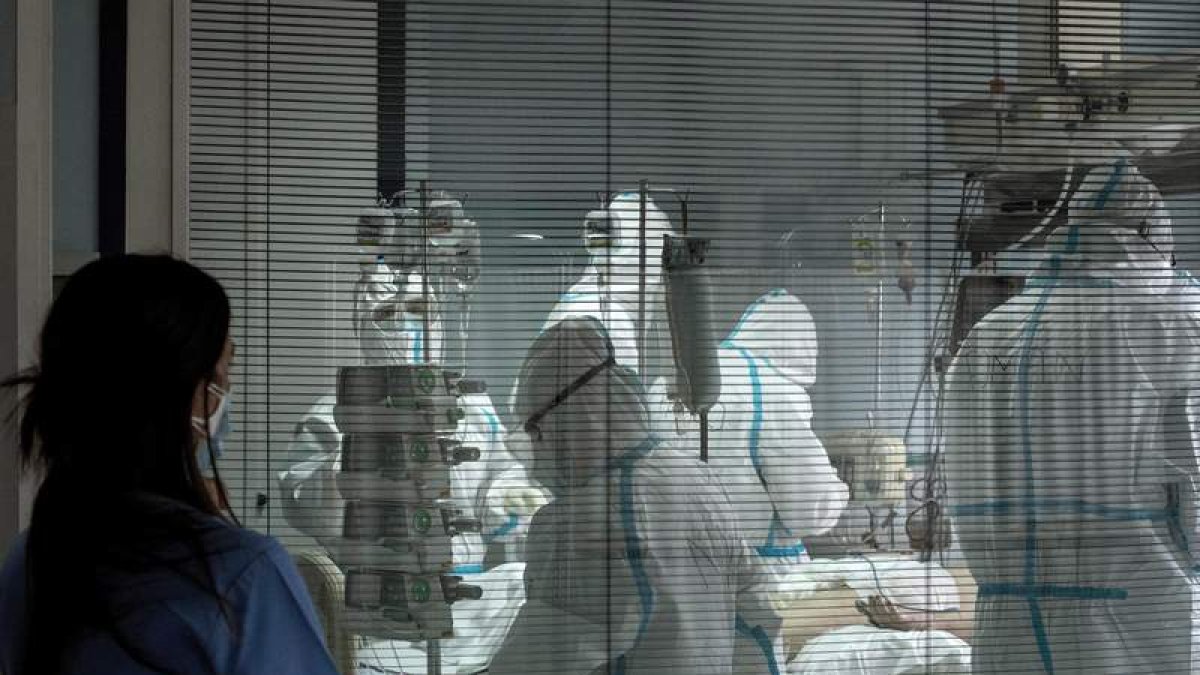 Las ucis de León atienden de media a medio millar de pacientes cada año. DL