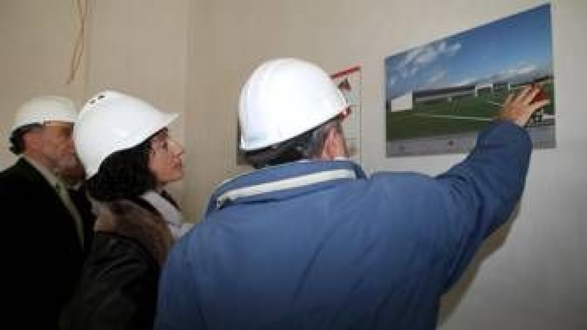 La ministra observa en un panel cómo será el futuro centro