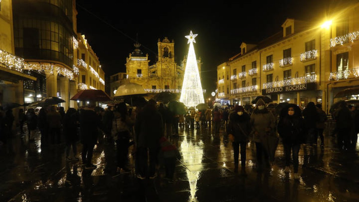 Astorga, iluminada por Ferrero Rocher. JESÚS F. SALVADORES