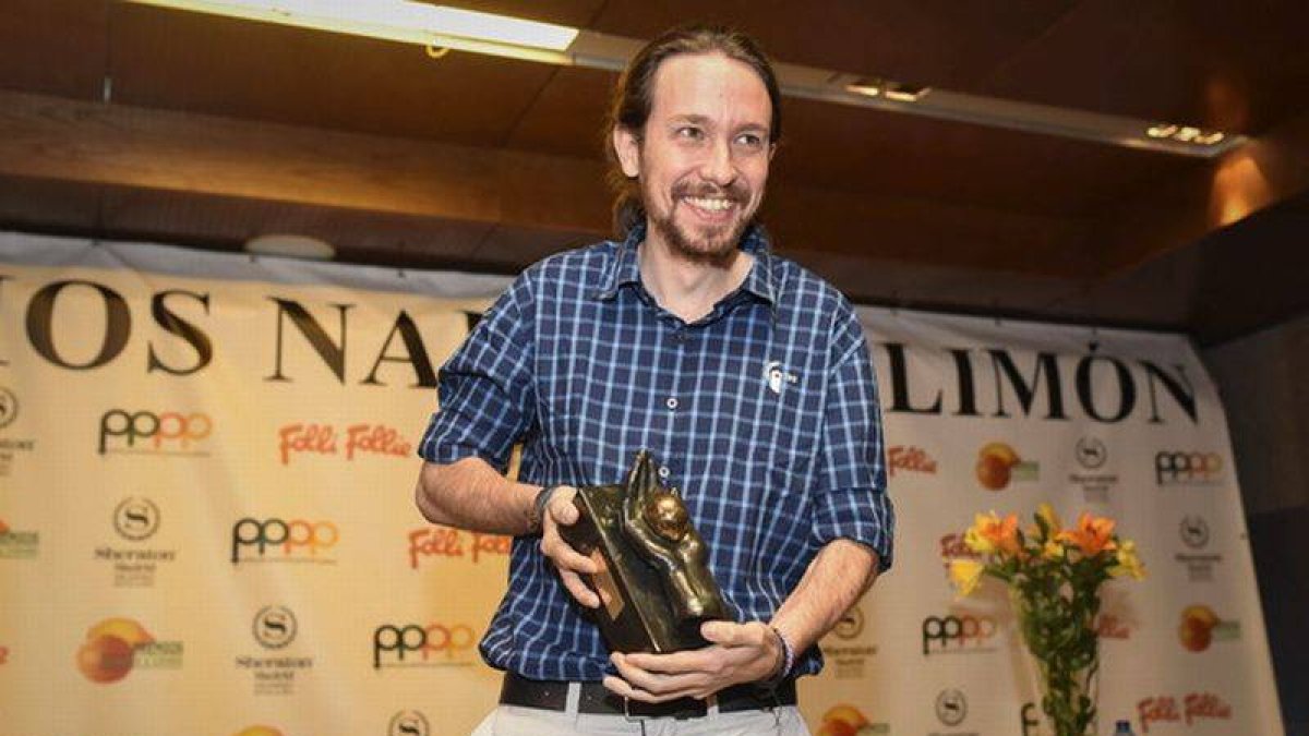 Pablo Iglesias con el 'premio Limón' que le dio la Peña de Periodistas Primera Plana, ayer en Madrid.