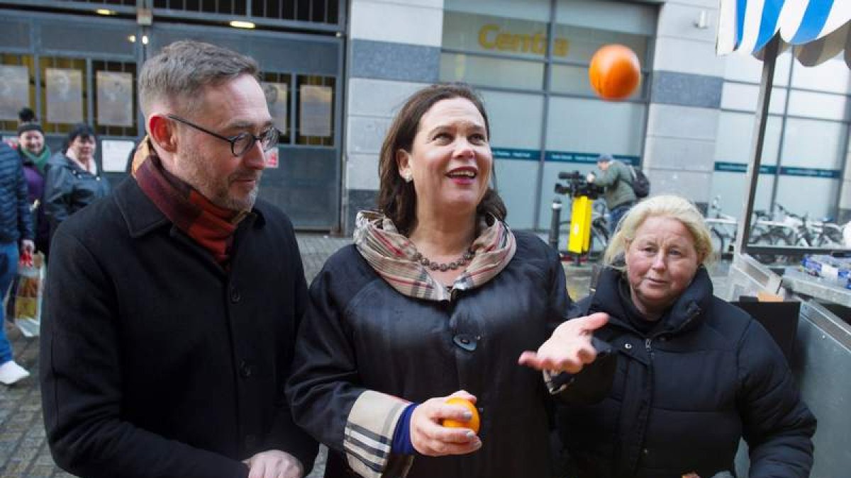 Mary Lou McDonald y Eoin O’Broin en un puesto de fruta.