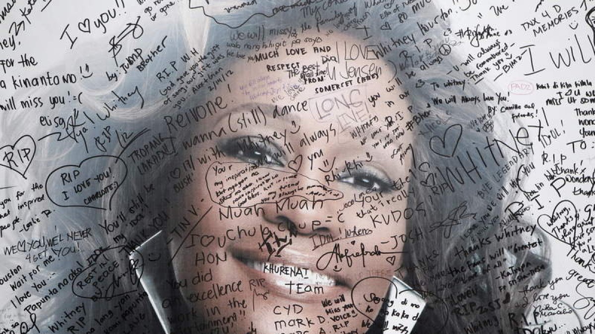 Cartel de Whitney Houston sobre el que han escrito numerosos mensajes.