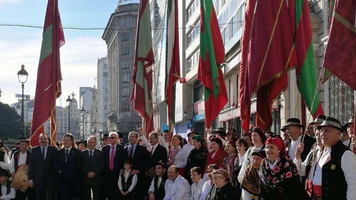 Foto de familia de las autoridades y los grupos leoneses en Los Cantones. DL