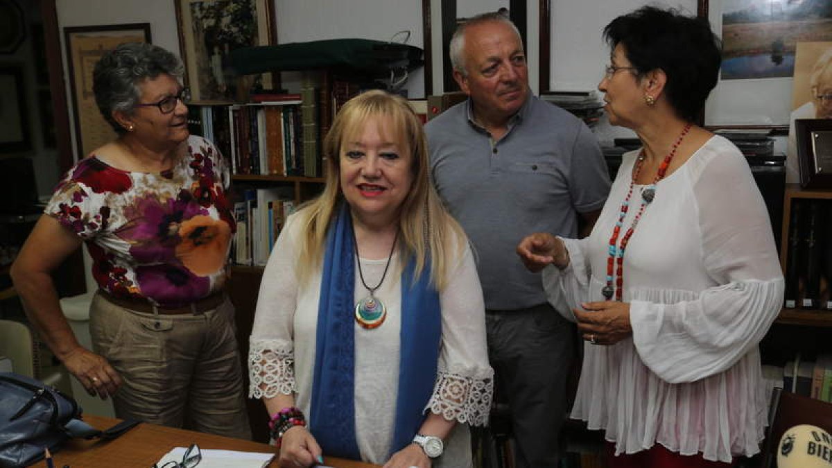 El alcalde de Barjas y la coordinadora del acto, junto a miembros del IEB. L. DE LA MATA