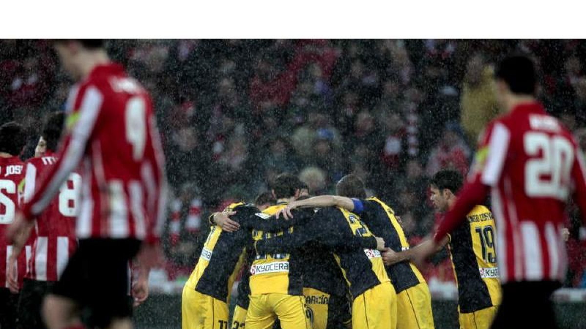 Los jugadores del Atlético celebran el segundo gol del equipo frente al Athletic de Bilbao.