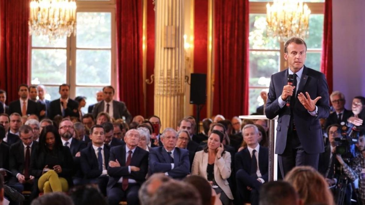 Macron durante su intervención en el Elíseo ante alcaldes, empresarios y miembros de asociaciones de las banlieus.