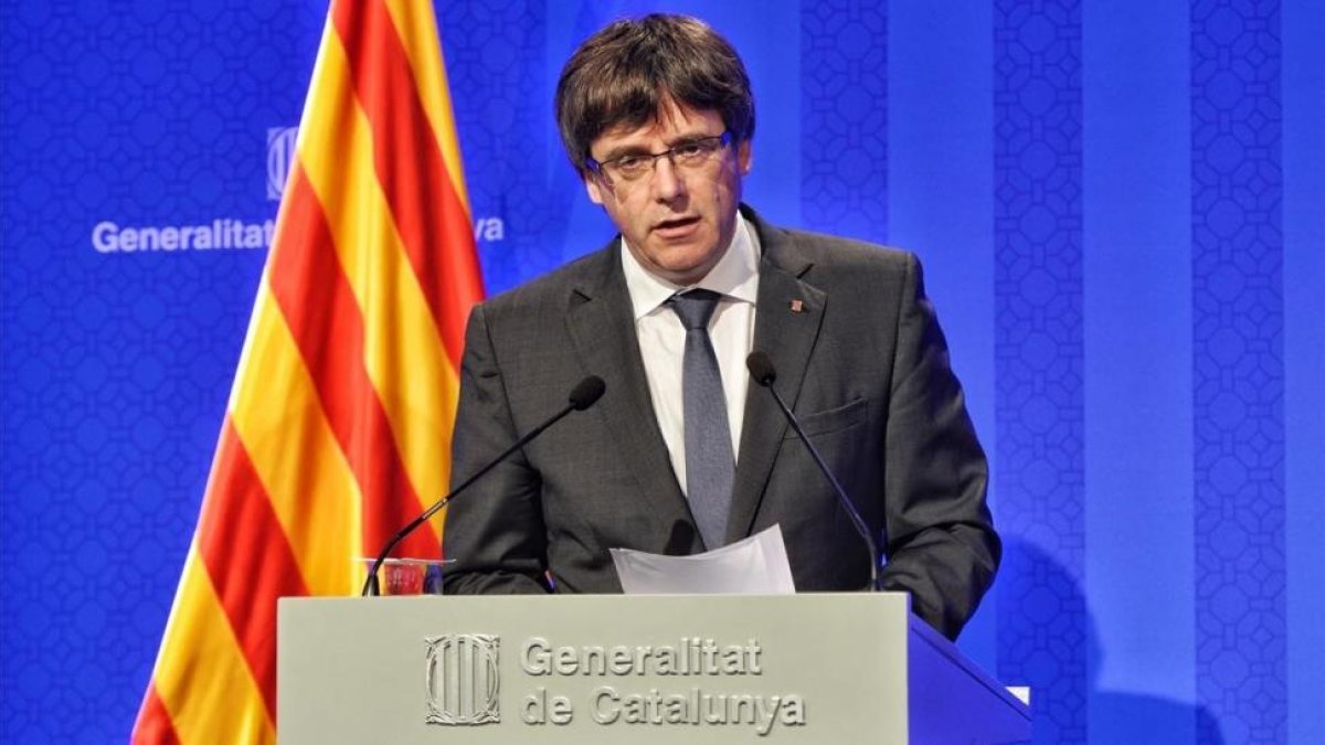 El president Carles Puigdemont, este lunes, en la rueda de prensa que ha ofrecido tras la reunión del Consell Executiu