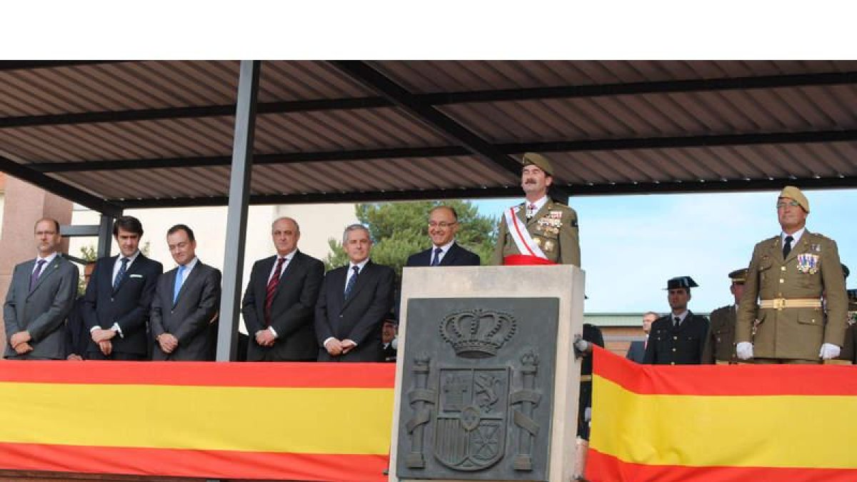 Tribuna de invitados durante la parada militar en la base El Ferral del Bernesga.