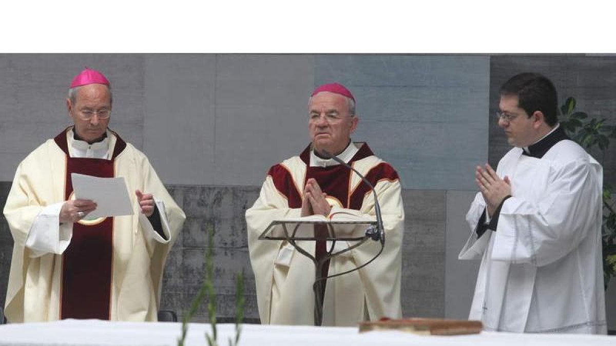 El obispo de Astorga, Camilo Lorenzo, el nuncio del Papa, Renzo Frantini y otro sacerdote, ayer en la iglesia de La Rosaleda.