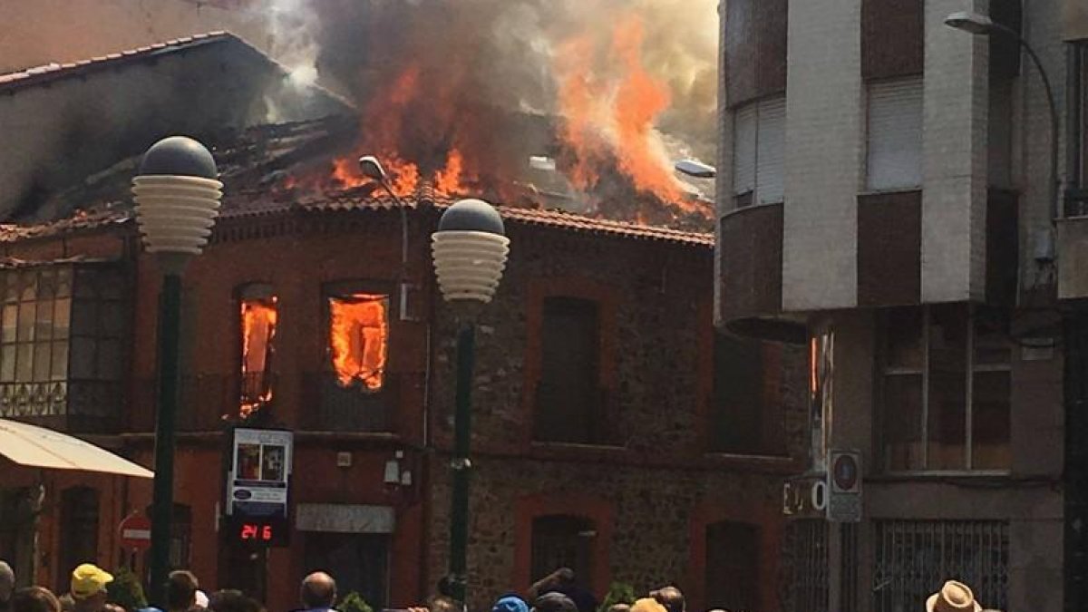 El edificio en el que se registró la explosión, en llamas. Está en la calle del Reloj número 10 de La Bañeza.