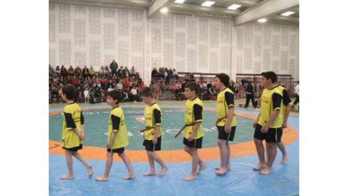 Luchadores infantiles en el corro de Boñar del año pasado.