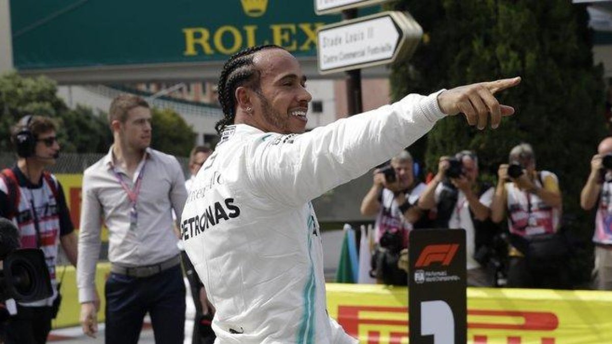 Lewis Hamilton (Mercedes) celebra con el público su pole en las calles de Mónaco.
