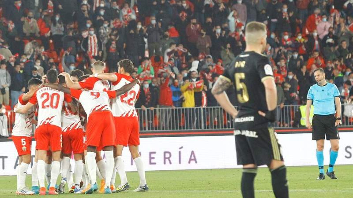 La imagen resume el partido: Amo observa con impotencia cómo la UD Almería celebra el tercer gol, obra de Eguaras cuando el partido estaba a punto de expirar. A. SILES