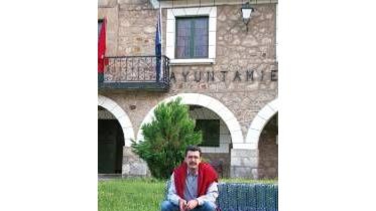 Francisco García, delante del Ayuntamiento de Sabero, en una fotografía de archivo