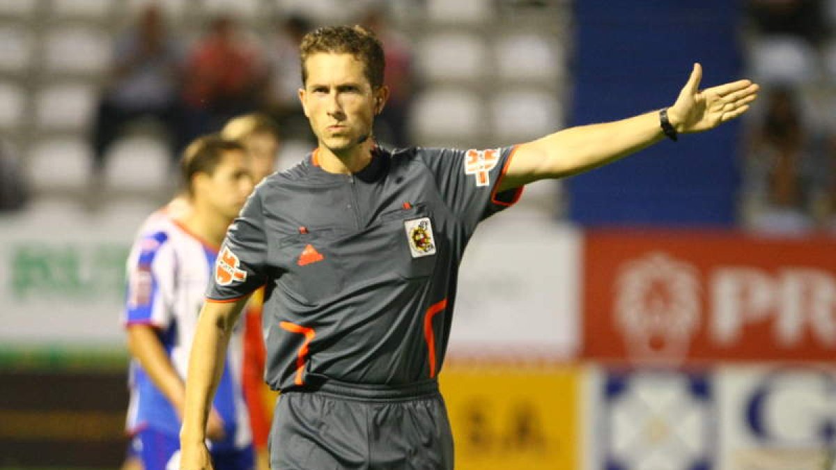 José Luis González durante un partido amistoso en El Toralín