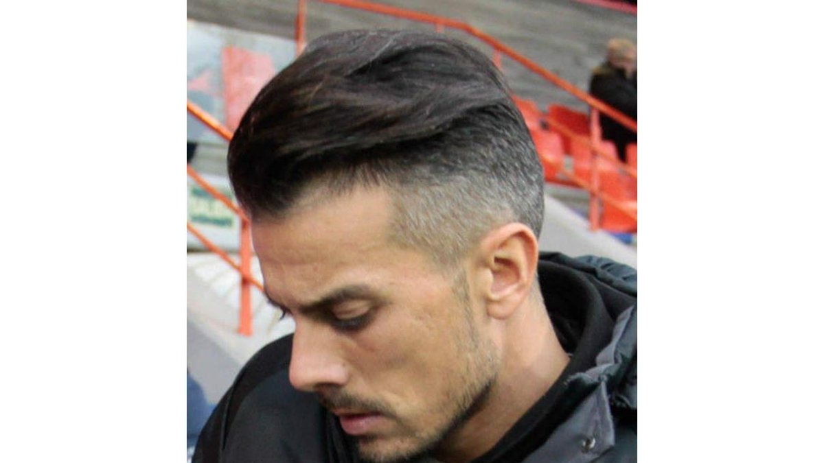 Aridai Cabrera trata de zafarse de la defensa del Lugo en un lance del encuentro disputado en el estadio Anxo Carro. CARLOS CASTRO