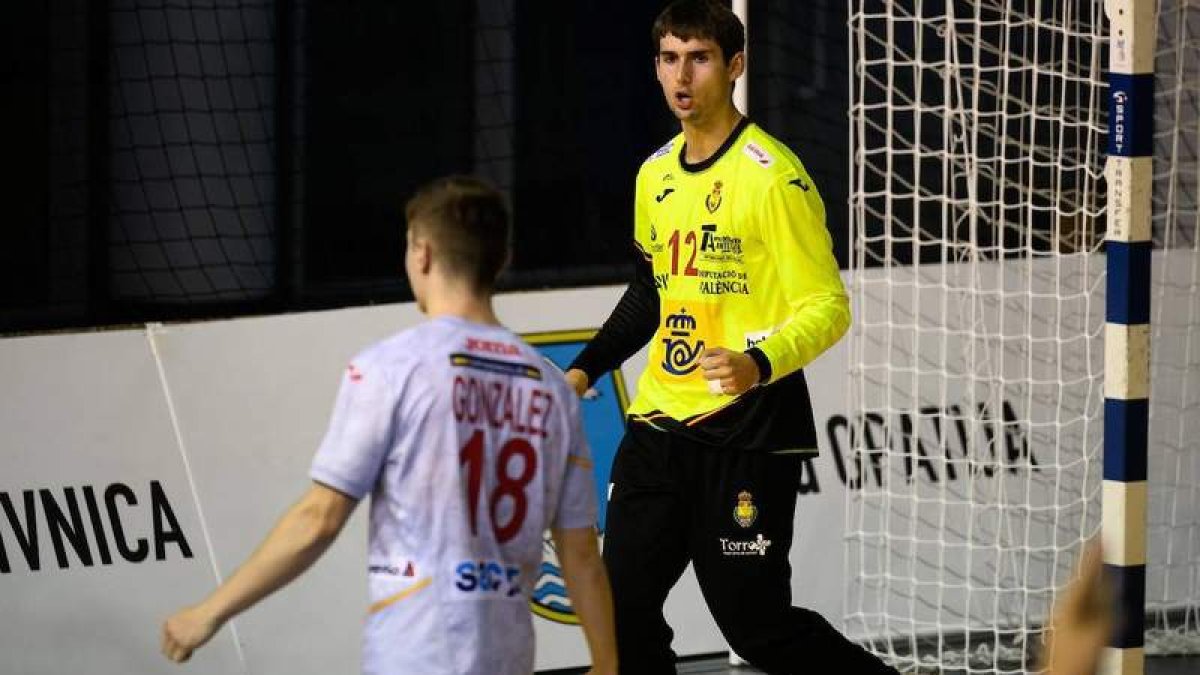 El jugador del Ademar Álvaro Pérez regresa «feliz» a León tras conquistar el Mundial juvenil. RFEBM