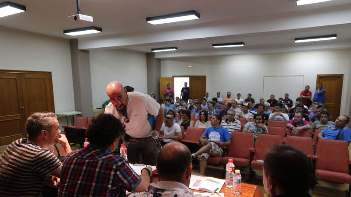 CC OO y UGT se reúnen en La Bañeza con los afectados por el incendio de Rodríguez. JESÚS