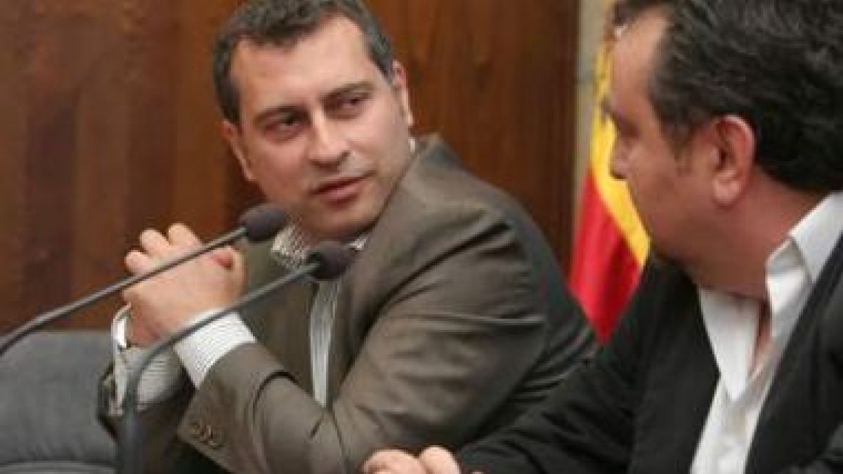 Reiner Cortés, a la izquierda, con el concejal popular Tino Morán en el Ayuntamiento.