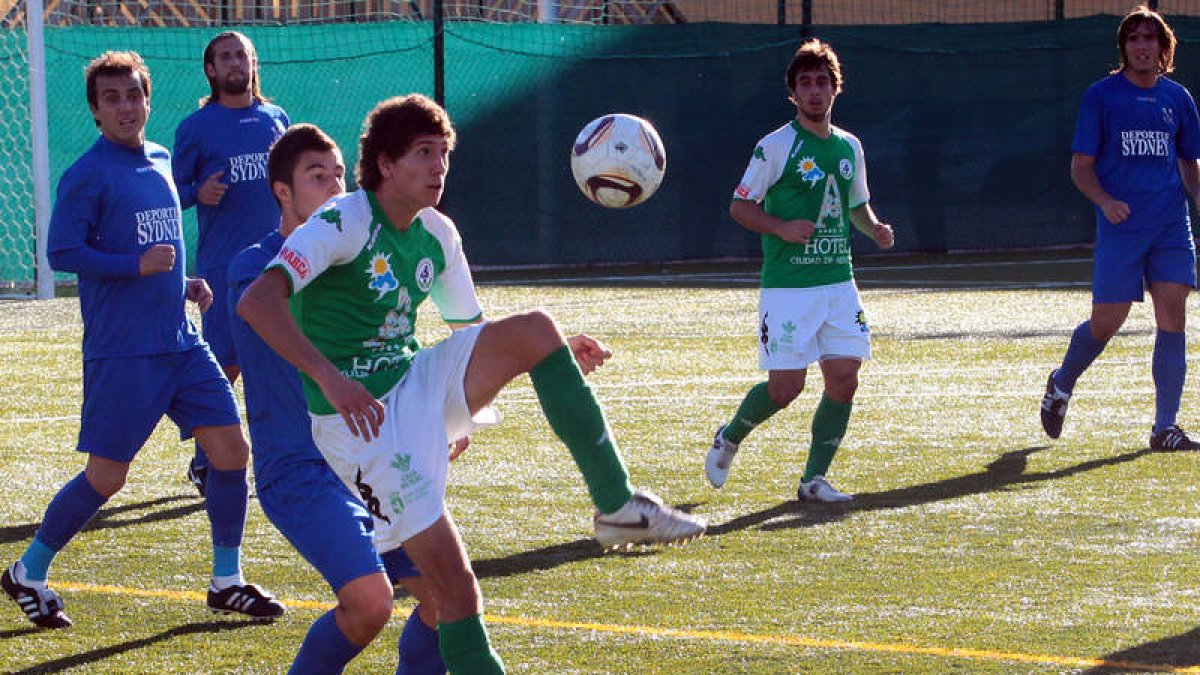 El jugador maragato Arturo controla un balón a pesar de la dificultad y la presión de un rival.